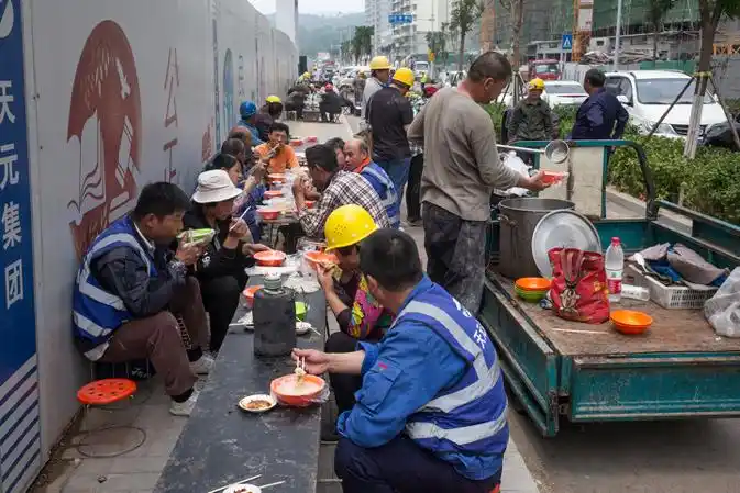 济南吉康街,简易的餐桌,坐满了周边建筑工地的工人
