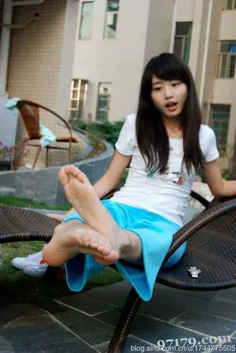 [转载]弯弯美足,好看吗! -_20161005_13120100433980250_000