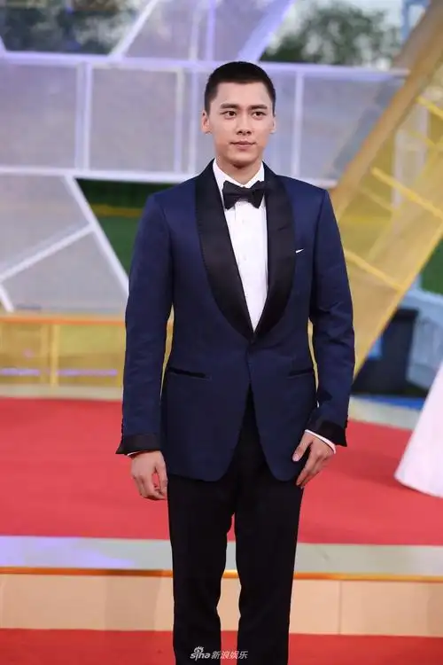组图李易峰寸头亮相红毯蓝西装搭领结帅气优雅