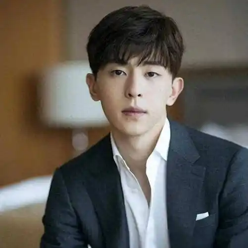 小时候的邓伦品学兼优,是个标准的乖乖仔.