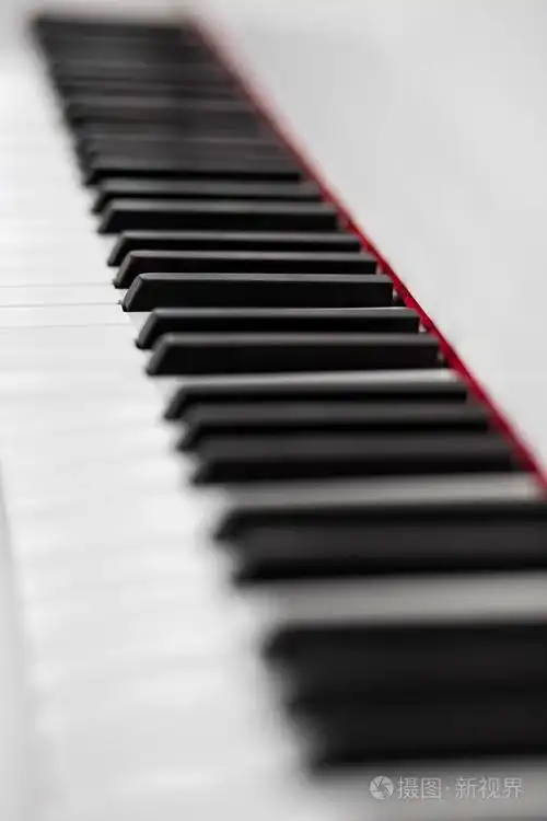 特写镜头的钢琴键.关闭正面视图