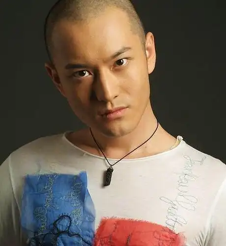 男明星剃光头后:胡歌减分,胡军很社会,黄晓明有些喜感!