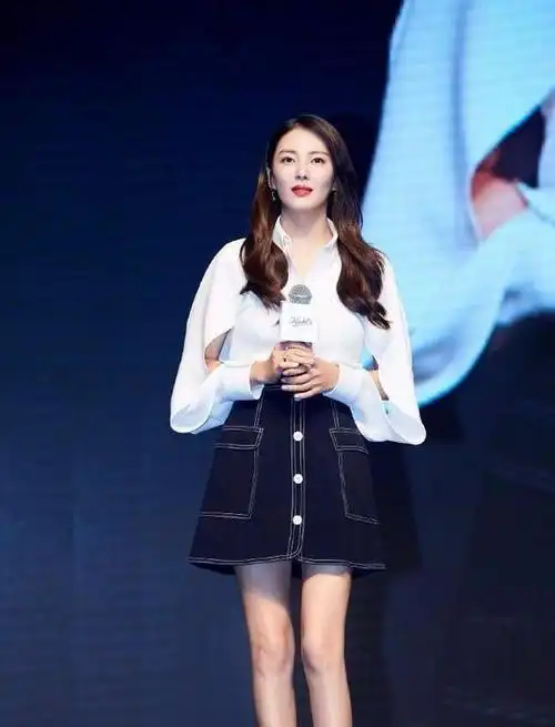 张雨绮真是"大号水蜜桃",穿透视衬衫配花裙,美得让人认不出