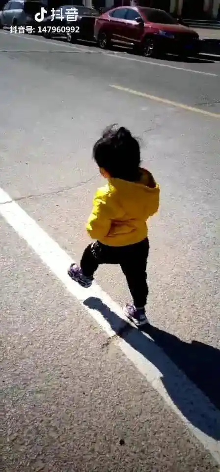 这小步伐走滴家里有矿啊走出六亲不认的步伐了