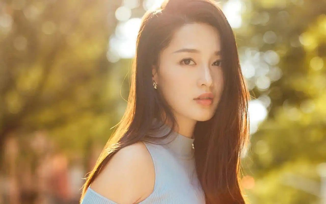 美女明星李沁春日阳光下唯美高清壁纸