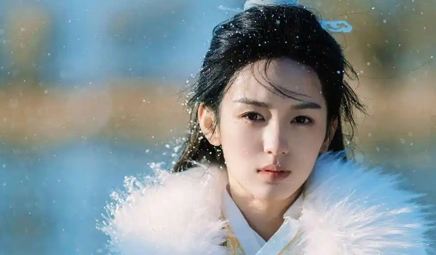 周也玉簪冠发英气十足 穿白衣锦袍化身俊朗少年