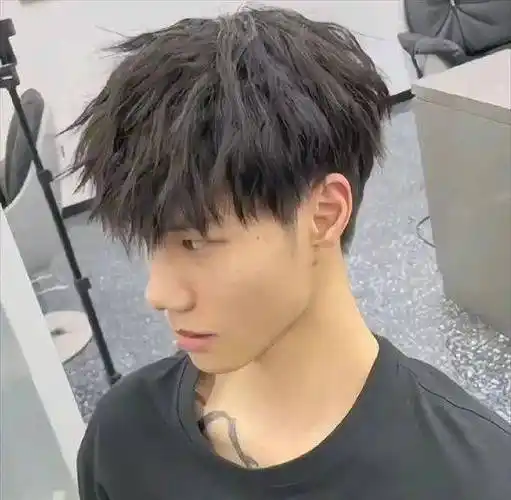 男生流行的烫发,时尚个性的钢夹烫,很好的修饰头型和提高颜值