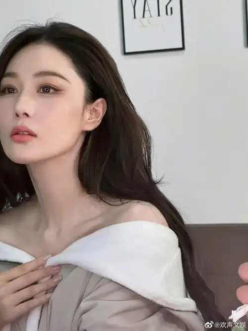 张馨予晒露肩随拍照,好漂亮的锁骨和直角肩啊!真的要感叹:好美