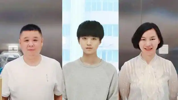 时间就在那重庆市各地开连锁店,王俊凯爸爸妈妈蛮会做买卖,不仅卖奶茶