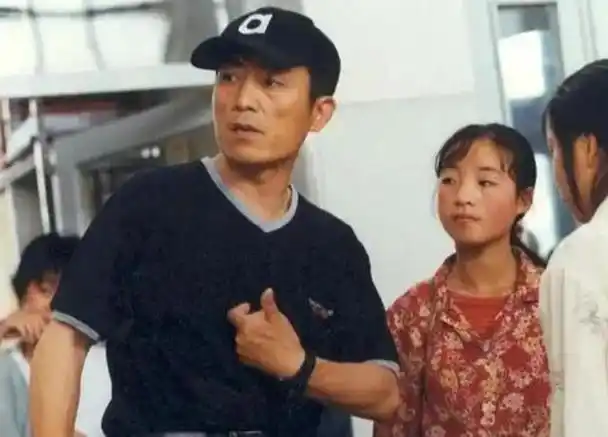 回顾13岁喂猪少女却被张艺谋无情劝退今39岁活成这副模样