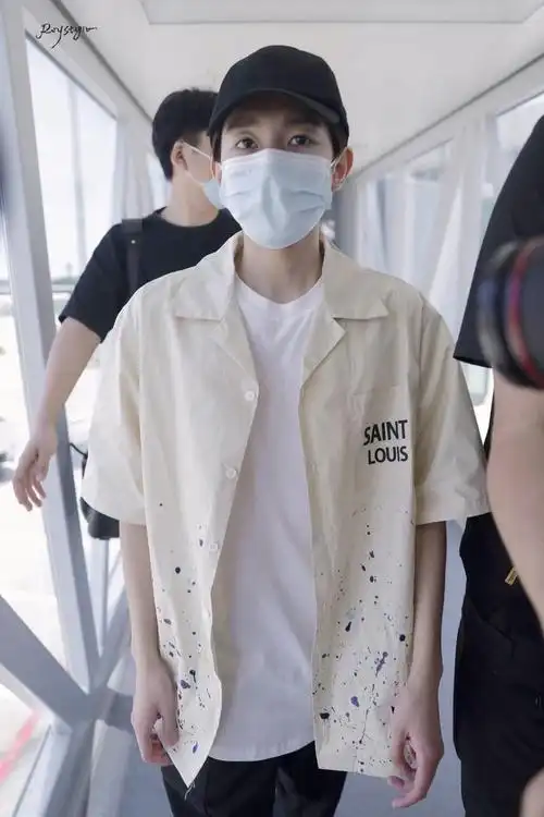 王源身着嫩黄衬衫现身机场风吹出身材轮廓粉丝都变成了黄汤圆