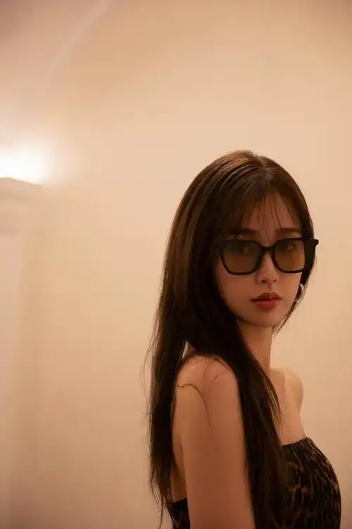 虞书欣活动造型豹纹造型的甜辣小虞