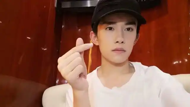 中戏大一新生合影曝光 易烊千玺胡先煦同框比耶