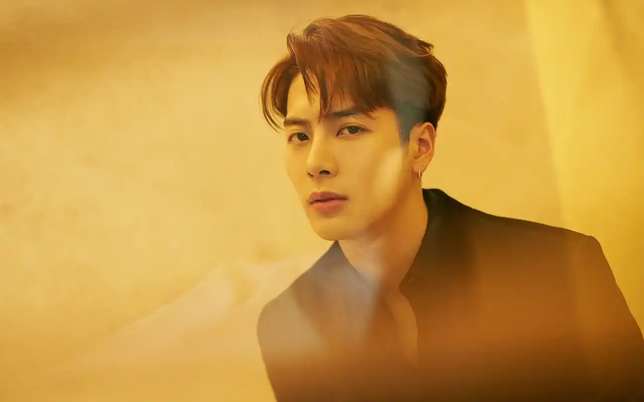 回车桌面>电脑壁纸>明星>港台明星>魅力男神王嘉尔帅气休闲写真>相关