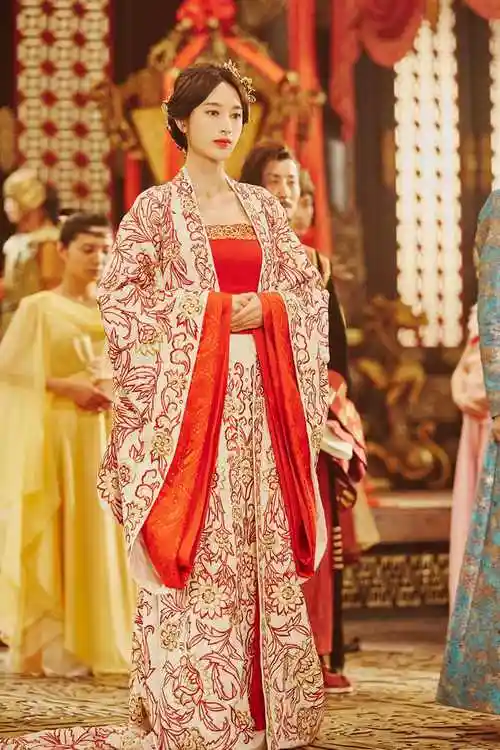 对古装的驾驭能力,绝对可以成就张俪在《上古情歌》的表现,但当再回顾