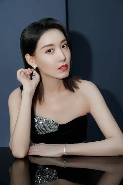 高露亮相2019国剧盛典开幕红毯,一袭开叉曳地长裙,衬托出窈窕身材