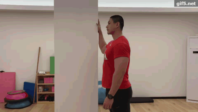 大小臂90度,扶住墙,挺胸脊柱做延展,身体重心慢慢靠前,感觉胸部有拉伸