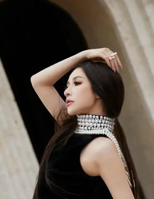 萧亚轩:17岁已是"人间尤物",20年换17任,如今焕发事业第二春