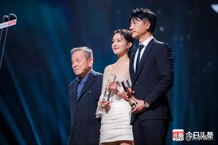 李沁,黄轩 获得2019今日头条"年度魅力演员"荣誉!