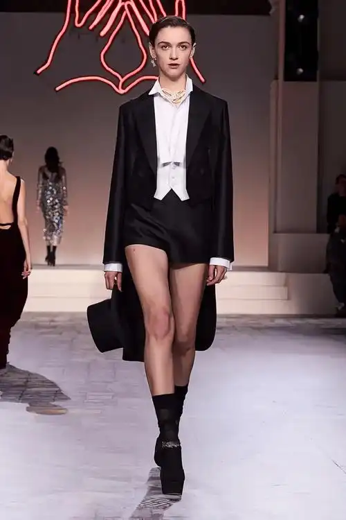 女神,六十年前就说"我穿衣服不为男人"_克里斯汀-迪奥_特里_玛莲娜