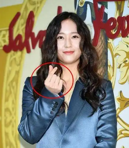 郑秀晶又胖了! 双下巴明显手指变粗, 衣服撑得好臃肿