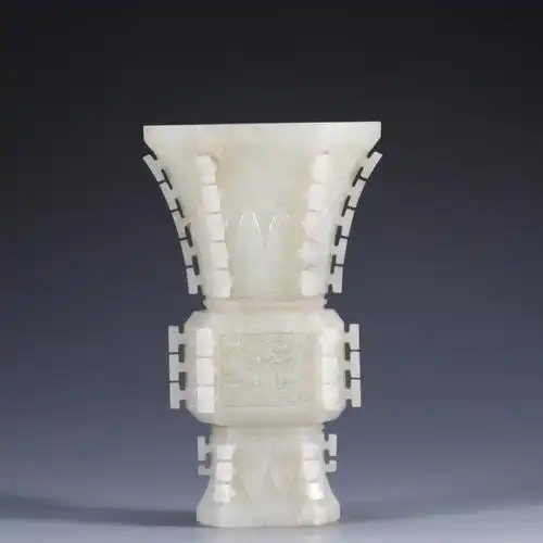 重323克此和田玉尊瓶,大料整雕,罕见精品,玉质温润细腻,白度上佳,满工