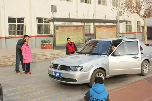 "安全的天空——交通安全主题教育"活动在河北省石家庄市翟营大街小学