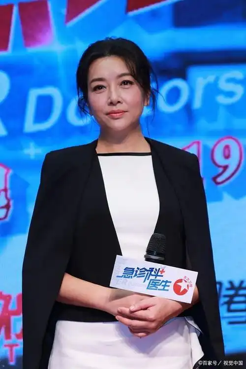 在2003年那个令人难忘的秋季,江珊带着她那才5岁大的女儿高亦心,步上