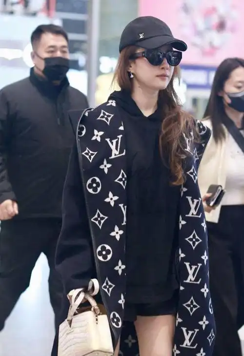 刘亦菲现身首都机场不畏严寒露美腿超性感