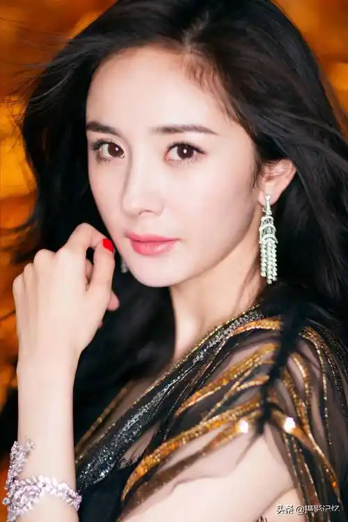 杨幂:回眸一望,撩人心扉