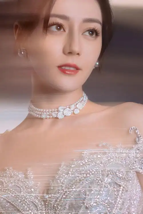 迪丽热巴活动造型大片 一袭星河礼裙,璀璨夺目……_高清图集_新浪网