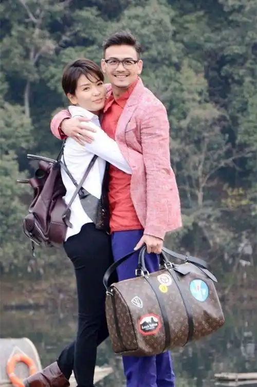 刘涛真不怕老公吃醋!穿露肩裙大秀丰腴身姿,被杨烁后背抱超开心