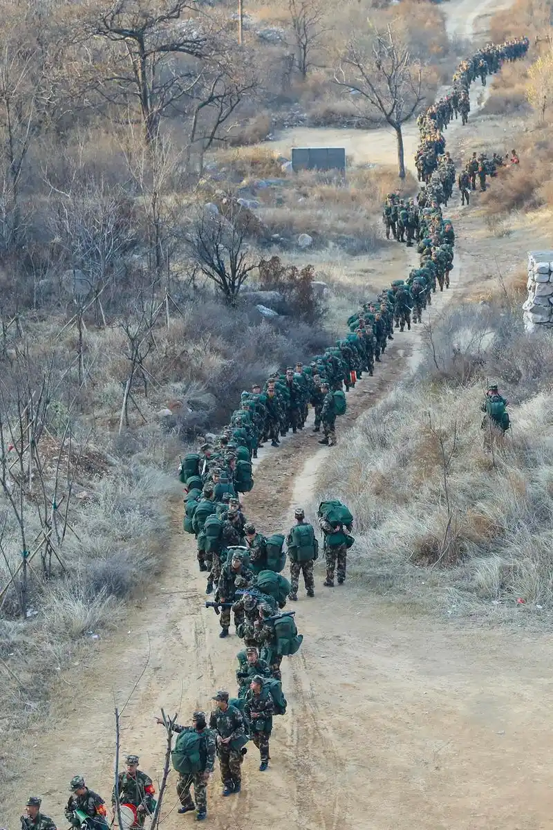 此次拉练历时3天,总行程超百公里,全面锤炼新战士在不同环境下的行军