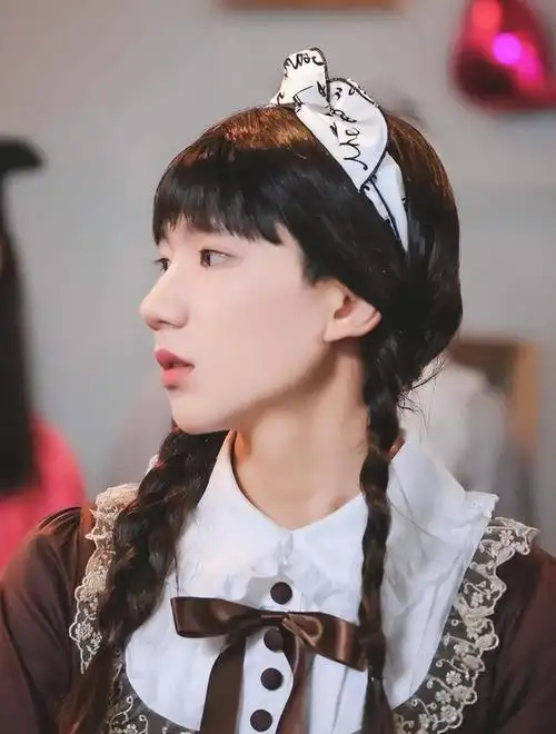 和王源的女装不同,王俊凯的女装更有杀伤力.