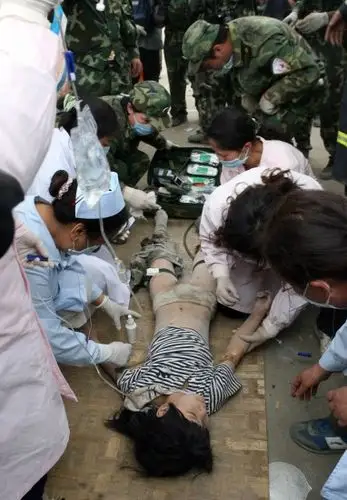 图文:刚被救出的张春梅接受救治