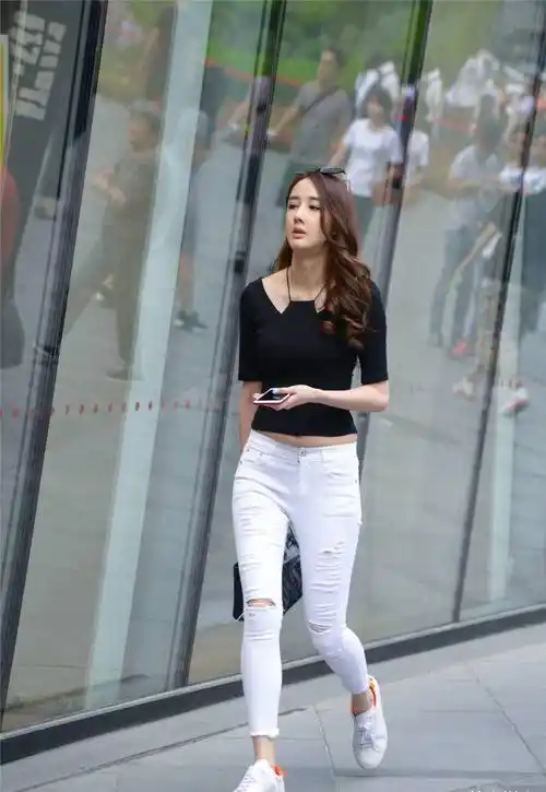 白色紧身牛仔裤,搭配白色板鞋,显年轻又休闲的穿搭_效果_姑娘_时尚