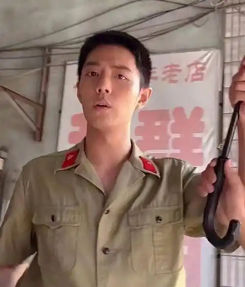 原创肖战王牌最新路透照曝光全身军装超a肤色成了亮点