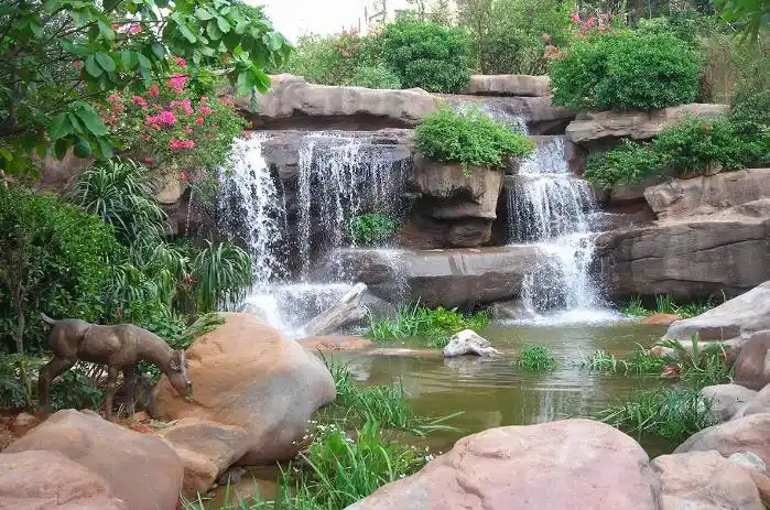 富有勃勃的生机,足以可见人工假山流水瀑布系统在园林景观中占有的