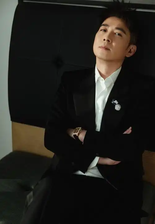 红毯上保剑锋一身利落又优雅的黑西装造型成功收获了在场众人的好评