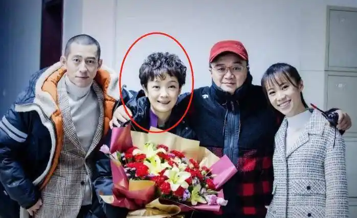 张嘉译的妻子王海燕,毕业于上海戏剧学院,曾经的她还荣获过飞天奖,在