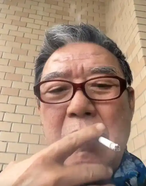 4月29日,知名男演员李立群通过微博发布了一段自拍视频,祝自己70岁