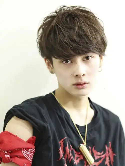 男生亚麻色染发图片效果夏天暗黄色染色发型2