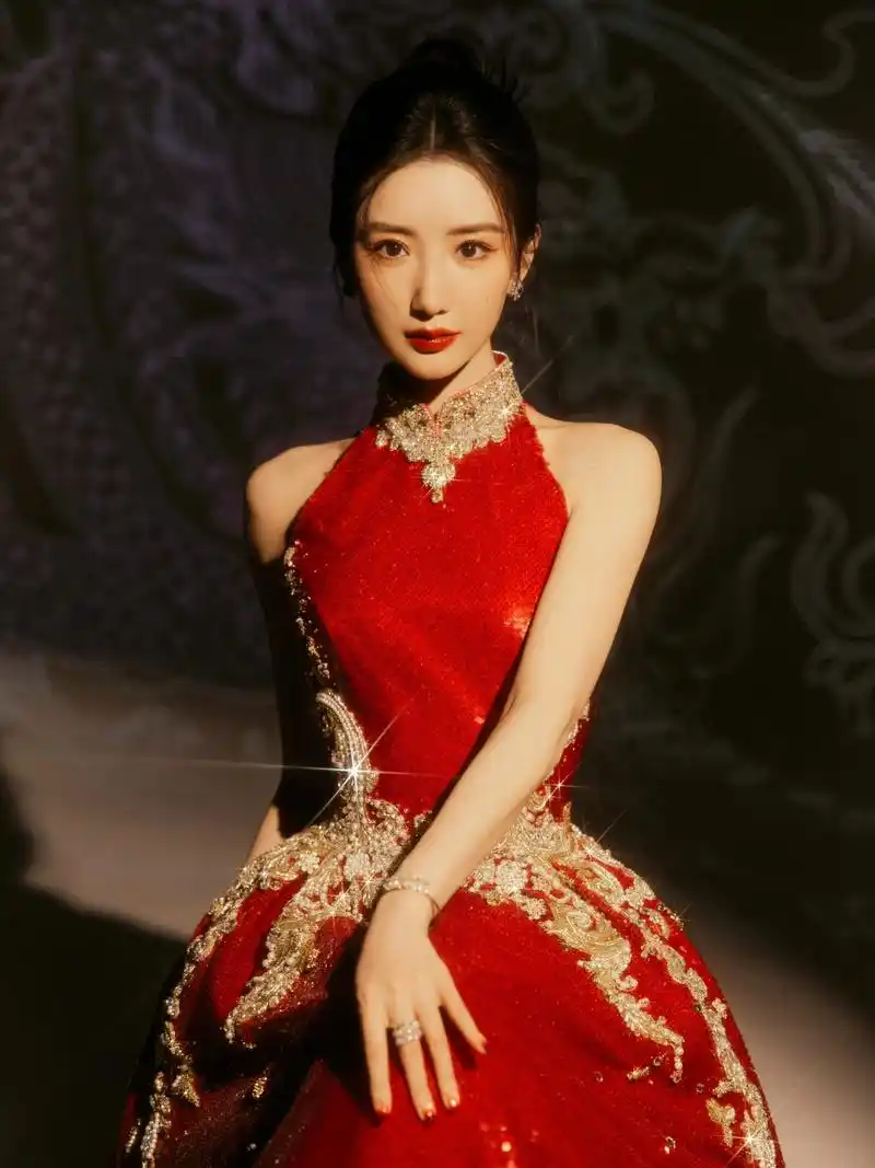 毛晓彤在春晚的舞台上,一袭红色长礼服,宛如东方的一抹亮色,惊艳了