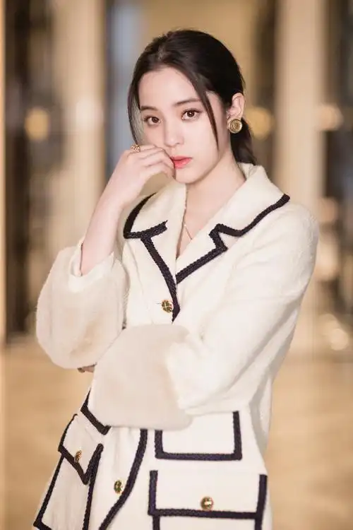 欧阳娜娜复古优雅活动写真图片