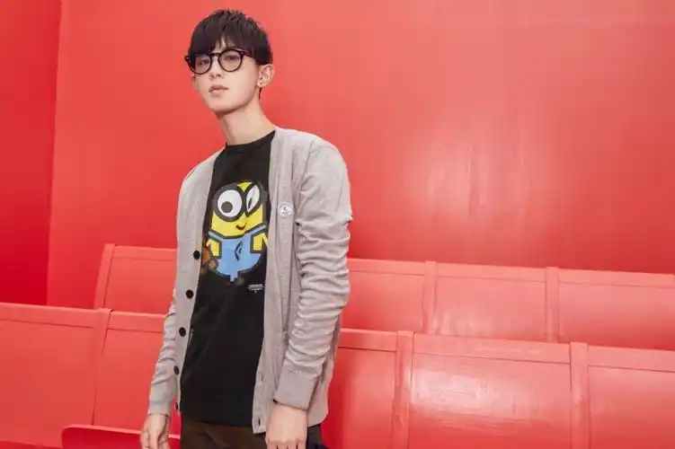 "冷殿下"郭俊辰,是刚满 21 岁的"时尚旋风校草学长",是少年派中,别人