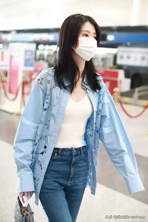 2021年8月12日,北京,乔欣机场街拍.