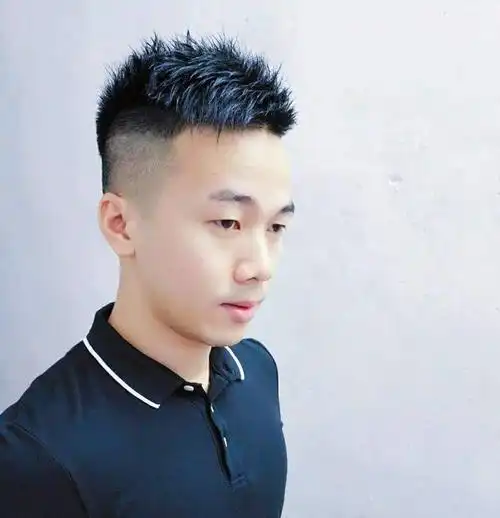 男式发型两边剃短图片