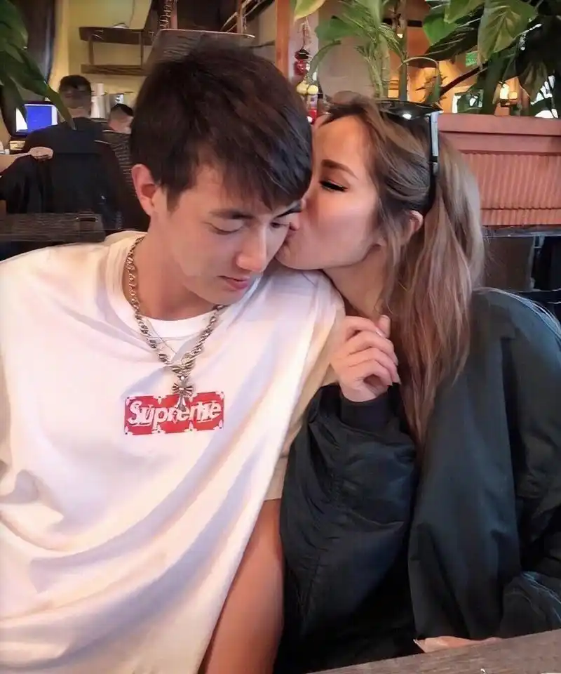 40岁萧亚轩携24岁男友逛街主动索吻男友太甜蜜哪惧16岁年龄差