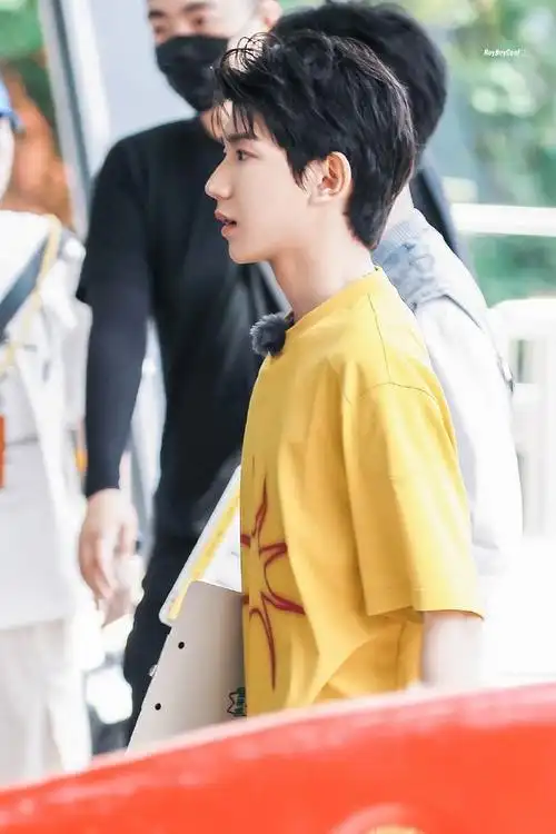 王源超话#王源生图#    紫蛋好喜欢小源的多巴胺穿搭想看看大家的