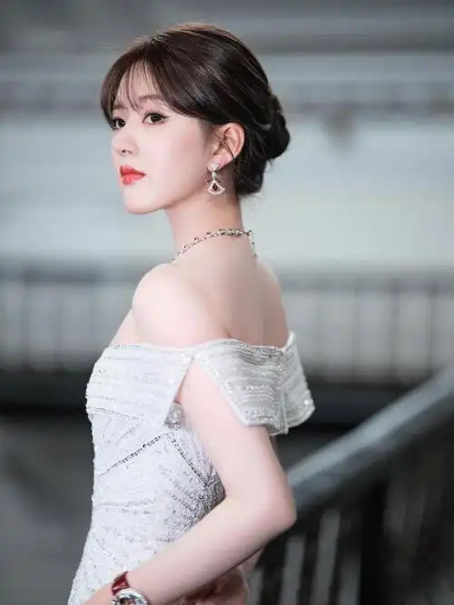 换了造型师后赵露思更美了一身白色亮片长裙优雅迷人